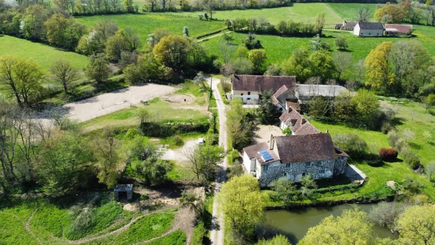 Saint-Amand-en-Puisaye Ferme Equestre & Chambres D'Hotes Gateau Stables Proche Guedelon المظهر الخارجي الصورة