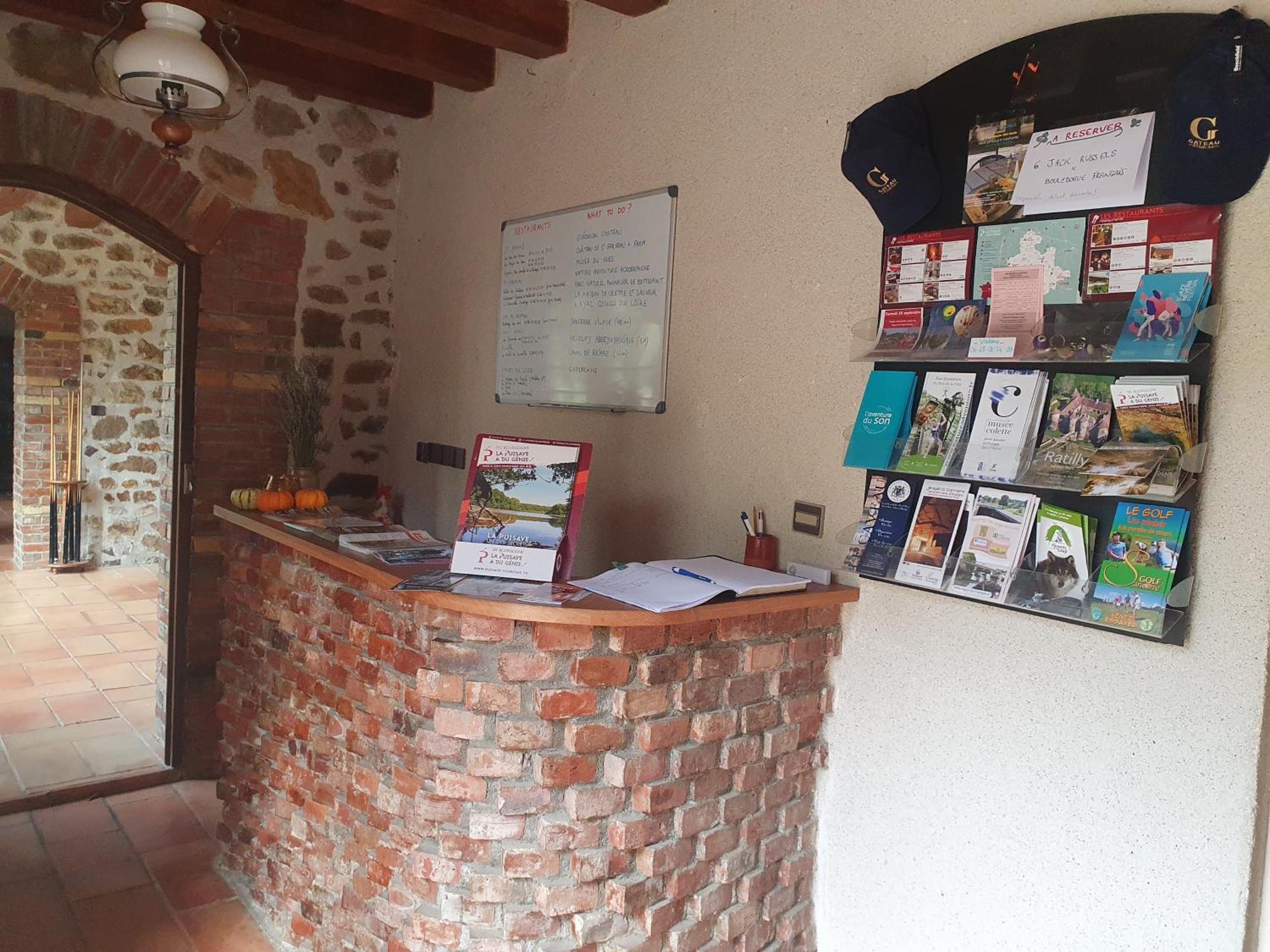 Saint-Amand-en-Puisaye Ferme Equestre & Chambres D'Hotes Gateau Stables Proche Guedelon المظهر الخارجي الصورة