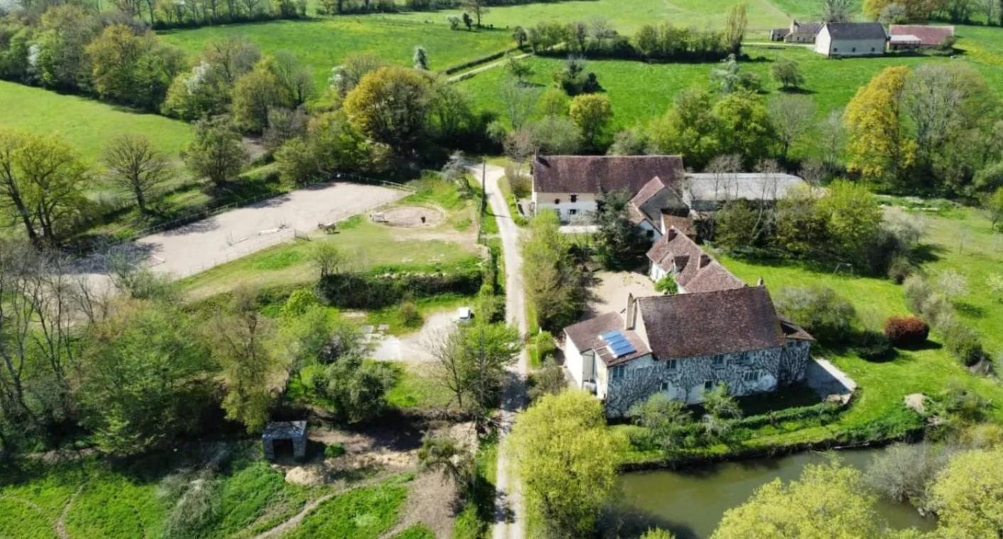 Saint-Amand-en-Puisaye Ferme Equestre & Chambres D'Hotes Gateau Stables Proche Guedelon المظهر الخارجي الصورة